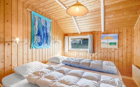 Sofie - 150M from the Sea: Hout, Huis, Slaapkamer, Verblijf, Bedding, Blokhut, Winter, Bed, Freezing, Laken