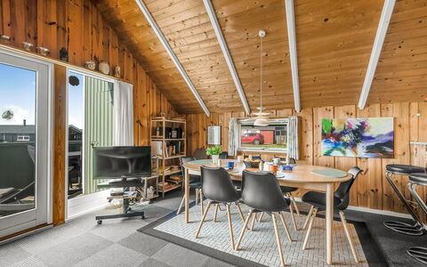Sofie - 150M from the Sea: Hout, Plafond, Interieur Ontwerp, Flooring, Verdieping, Kamer, Stoel, Woonkamer, Hardwood, Keuken En Eettafel