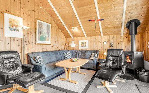 Sofie - 150M from the Sea: Hout, Meubilair, Huis, Verblijf, Huis, Plafond, Blokhut, Winter, Lichte Inrichting, Woonkamer
