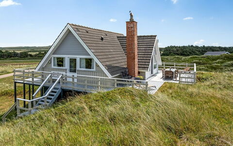 Agga - 200M from the Sea: Huis, Huis, Verblijf, Architectuur, Dak, Boerderij, Landgoed, Helling, Veranda, Prairie