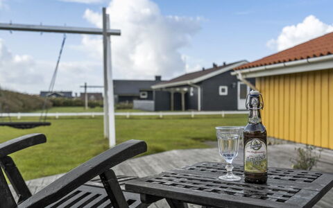 Hebba - 300M from the Sea: Struik, Stedelijk Ontwerp, Groundcover, Steen, Appartement, Landgoed, Metselwerk, Balkon, Landscaping