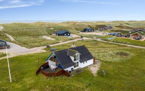 Eringisl - 50M from the Sea: Zwembad, Bergketen, Eco Hotel, Toevlucht, Landgoed, Vallei, Villa, Landscaping, Badplaats, Backyard