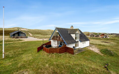 Eringisl - 50M from the Sea: Zwembad, Bergketen, Eco Hotel, Toevlucht, Landgoed, Vallei, Villa, Landscaping, Badplaats, Backyard
