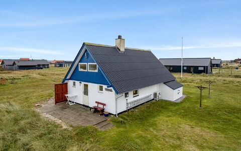 Eringisl - 50M from the Sea: Zwembad, Bergketen, Eco Hotel, Toevlucht, Landgoed, Vallei, Villa, Landscaping, Badplaats, Backyard