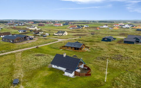 Eringisl - 50M from the Sea: Zwembad, Bergketen, Eco Hotel, Toevlucht, Landgoed, Vallei, Villa, Landscaping, Badplaats, Backyard
