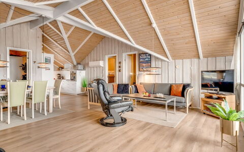 Doris - 150M from the Sea: Interieur Ontwerp, Hout, Flooring, Houten Vloer, Plafond, Verdieping, Meubilair, Woonkamer, Laminaatvloer, Huis
