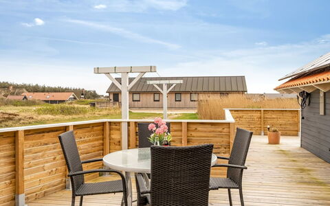 Doris - 150M from the Sea: Dak, Land Lot, Verblijf, Huis, Landelijk Gebied, Schuur, Siding, Garden Gebouwen, Blokhut, Hut