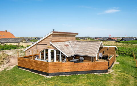 Arla - 200M from the Sea: Hout, Dak, Architectuur, Huis, Huis, Verblijf, Siding, Hardwood, Helling, Landgoed