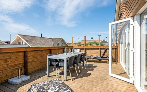 Arla - 200M from the Sea: Hout, Dak, Architectuur, Huis, Huis, Verblijf, Siding, Hardwood, Helling, Landgoed