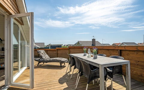 Arla - 200M from the Sea: Hout, Dak, Architectuur, Huis, Huis, Verblijf, Siding, Hardwood, Helling, Landgoed