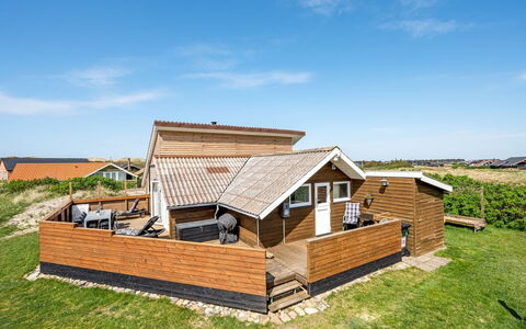Arla - 200M from the Sea: Hout, Dak, Architectuur, Huis, Huis, Verblijf, Siding, Hardwood, Helling, Landgoed