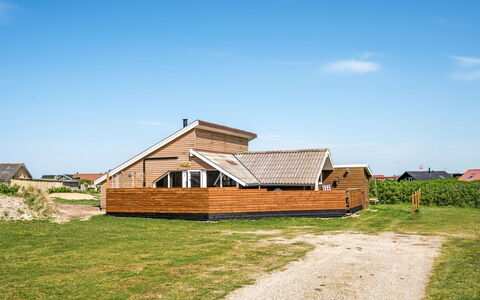 Arla - 200M from the Sea: Hout, Dak, Architectuur, Huis, Huis, Verblijf, Siding, Hardwood, Helling, Landgoed
