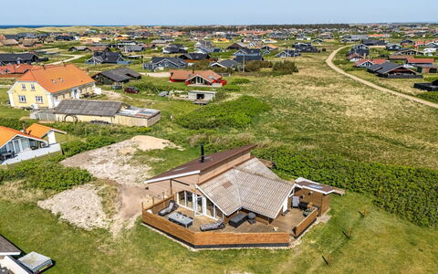Arla - 200M from the Sea: Hout, Dak, Architectuur, Huis, Huis, Verblijf, Siding, Hardwood, Helling, Landgoed