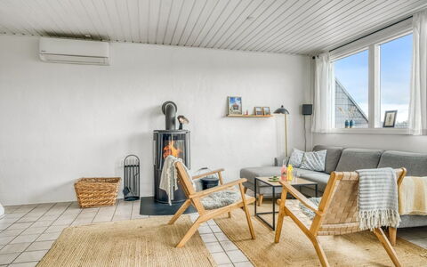 Gudmand - 200M from the Sea: Hout, Meubilair, Flooring, Verdieping, Interieur Ontwerp, Houten Vloer, Stoel, Plafond, Woonkamer, Hardwood