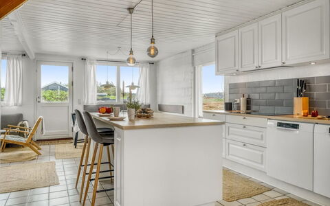 Gudmand - 200M from the Sea: Keuken, Flooring, Countertop, Hout, Meubilair, Cabinetry, Toestel Van De Keuken, Verdieping, Interieur Ontwerp, Major Appliance