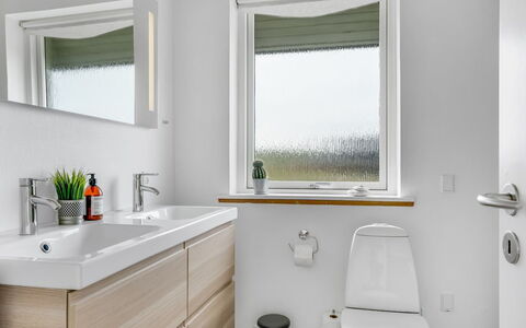 Gudmand - 200M from the Sea: Loodgieterswerkinrichting, Flooring, Wastafel, Wastafel In De Badkamer, Badkamerkast, Interieur Ontwerp, Kraan, Verdieping, Badkamer, Loodgieter