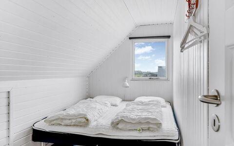 Gudmand - 200M from the Sea: Plafond, Slaapkamer, Freezing, Daylighting, Ontwerp, Bedding, Bed, Plank, Hardwood, Winter