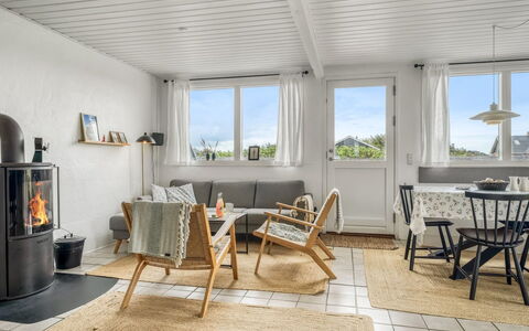 Gudmand - 200M from the Sea: Hout, Meubilair, Flooring, Interieur Ontwerp, Verdieping, Huis, Houten Vloer, Stoel, Woonkamer, Hardwood