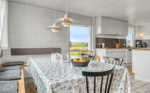 Gudmand - 200M from the Sea: Flooring, Hout, Keuken, Interieur Ontwerp, Meubilair, Verdieping, Countertop, Verlichting, Plafond, Huis