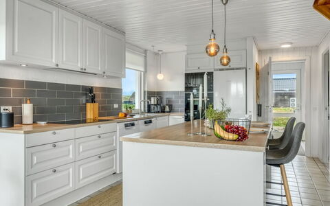 Gudmand - 200M from the Sea: Keuken, Flooring, Countertop, Cabinetry, Toestel Van De Keuken, Tegel, Fornuis, Huishoudapparatuur, Major Appliance, Fornuis