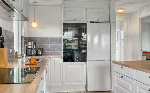 Gudmand - 200M from the Sea: Keuken, Countertop, Toestel Van De Keuken, Cabinetry, Interieur Ontwerp, Flooring, Major Appliance, Hout, Huishoudapparatuur, Verdieping
