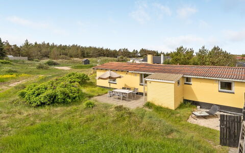 Suki - 650M from the Sea: Hout, Dak, Architectuur, Huis, Huis, Verblijf, Siding, Hardwood, Helling, Landgoed