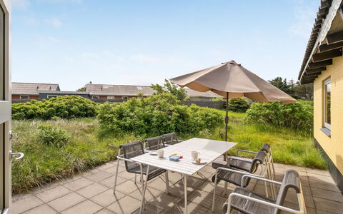 Suki - 650M from the Sea: Hout, Dak, Architectuur, Huis, Huis, Verblijf, Siding, Hardwood, Helling, Landgoed