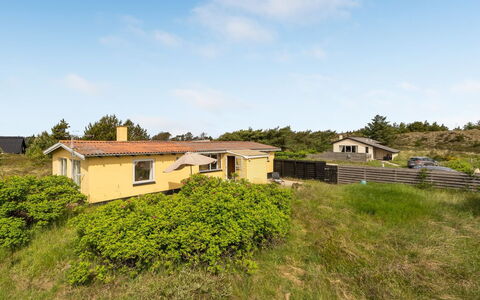 Suki - 650M from the Sea: Hout, Dak, Architectuur, Huis, Huis, Verblijf, Siding, Hardwood, Helling, Landgoed