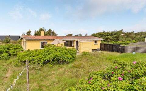 Suki - 650M from the Sea: Hout, Dak, Architectuur, Huis, Huis, Verblijf, Siding, Hardwood, Helling, Landgoed