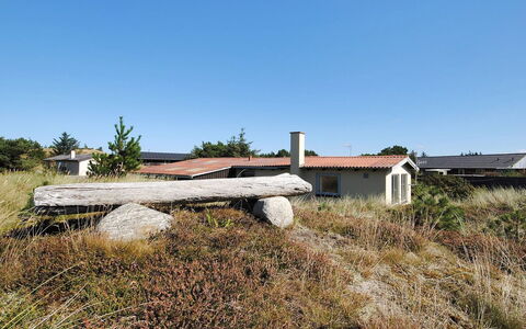 Suki - 650M from the Sea: Hout, Dak, Architectuur, Huis, Huis, Verblijf, Siding, Hardwood, Helling, Landgoed