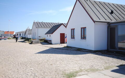 Suki - 650M from the Sea: Hout, Dak, Architectuur, Huis, Huis, Verblijf, Siding, Hardwood, Helling, Landgoed