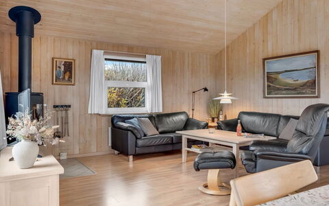 Sofja - 150M from the Sea: Meubilair, Hout, Interieur Ontwerp, Plafond, Bankstel, Woonkamer, Kamer, Flooring, Huis, Verdieping