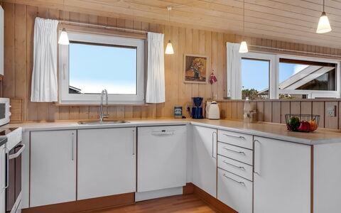 Sofja - 150M from the Sea: Flooring, Keuken, Toestel Van De Keuken, Hout, Countertop, Interieur Ontwerp, Verdieping, Plafond, Houten Vloer, Major Appliance