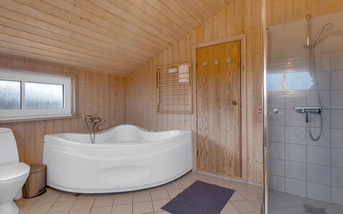 Sofja - 150M from the Sea: Flooring, Hout, Verdieping, Interieur Ontwerp, Loodgieterswerkinrichting, Plafond, Kamer, Bad, Loodgieter, Badkamer