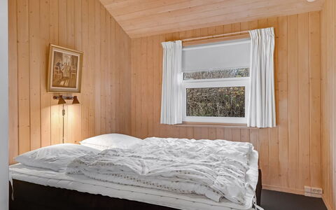 Sofja - 150M from the Sea: Bed, Slaapkamer, Laken, Bedding, Hout, Interieur Ontwerp, Meubilair, Verdieping, Flooring, Plafond