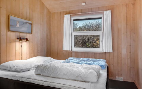Sofja - 150M from the Sea: Bed, Slaapkamer, Laken, Hout, Bedding, Interieur Ontwerp, Meubilair, Verdieping, Flooring, Bed Frame