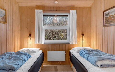 Sofja - 150M from the Sea: Slaapkamer, Bed, Hout, Laken, Bedding, Interieur Ontwerp, Bed Frame, Plafond, Verdieping, Kamer