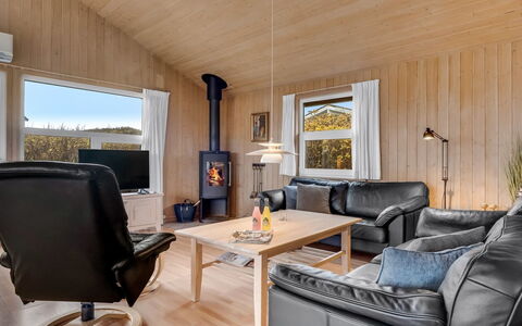 Sofja - 150M from the Sea: Hout, Huis, Woonkamer, Meubilair, Verblijf, Plafond, Kamer, Bankstel, Hardwood