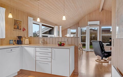 Sofja - 150M from the Sea: Interieur Ontwerp, Keuken, Hout, Flooring, Plafond, Meubilair, Countertop, Lichte Inrichting, Verdieping, Houten Vloer