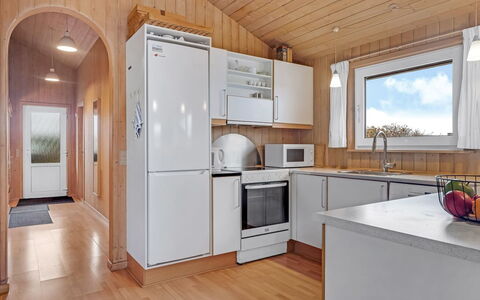 Sofja - 150M from the Sea: Hout, Toestel Van De Keuken, Flooring, Keuken, Major Appliance, Plafond, Verdieping, Interieur Ontwerp, Countertop, Kamer