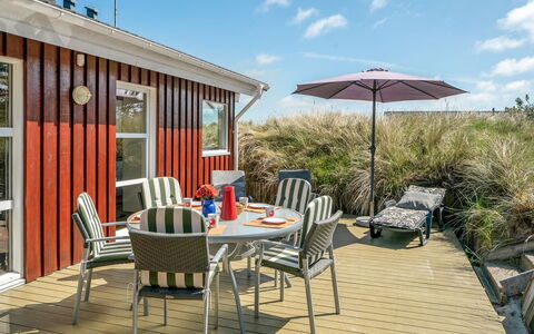 Sighwarth - 350M from the Sea: Struik, Stedelijk Ontwerp, Groundcover, Steen, Appartement, Landgoed, Metselwerk, Balkon, Landscaping
