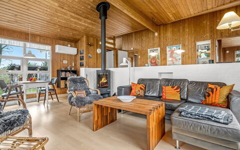 Hereth - 700M from the Sea: Flooring, Interieur Ontwerp, Verdieping, Hout, Plafond, Meubilair, Houten Vloer, Bankstel, Woonkamer, Kamer
