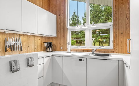 Hereth - 700M from the Sea: Keuken, Hout, Toestel Van De Keuken, Countertop, Flooring, Cabinetry, Interieur Ontwerp, Major Appliance, Verdieping, Meubilair