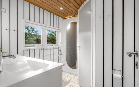 Hereth - 700M from the Sea: Flooring, Interieur Ontwerp, Plafond, Verdieping, Loodgieterswerkinrichting, Loodgieter, Kamer, Badkamer, Lichte Inrichting, Kraan