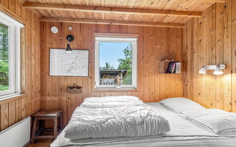 Hereth - 700M from the Sea: Hout, Slaapkamer, Bedding, Bed, Laken, Interieur Ontwerp, Huis, Plafond, Hardwood, Bed Frame