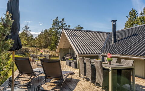 Ejla - 600M from the Sea: Verblijf, Huis, Huis, Dak, Veranda, Landgoed, Siding, Garden Gebouwen, Boerderij, Werf