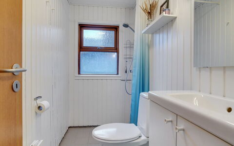 Jobst - 150M from the Sea: Loodgieterswerkinrichting, Flooring, Badkamer, Verdieping, Wastafel In De Badkamer, Wastafel, Interieur Ontwerp, Plafond, Toilet, Kraan