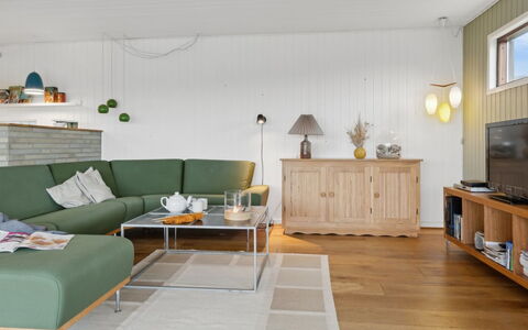Jobst - 150M from the Sea: Hout, Flooring, Interieur Ontwerp, Meubilair, Verdieping, Woonkamer, Bankstel, Huis, Houten Vloer