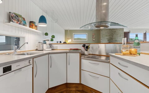Jobst - 150M from the Sea: Hout, Flooring, Interieur Ontwerp, Countertop, Plafond, Keuken, Loodgieterswerkinrichting, Verdieping, Cabinetry, Wastafel