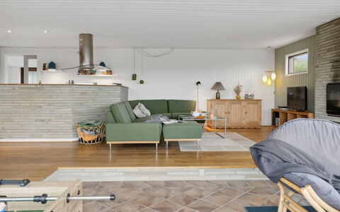 Jobst - 150M from the Sea: Meubilair, Flooring, Interieur Ontwerp, Verdieping, Hout, Bankstel, Woonkamer, Plafond, Lichte Inrichting, Verlichting